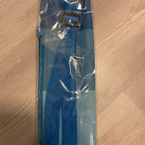 New in packaging - Blue koozie multiple beer can carrier - Picture 4 of 4